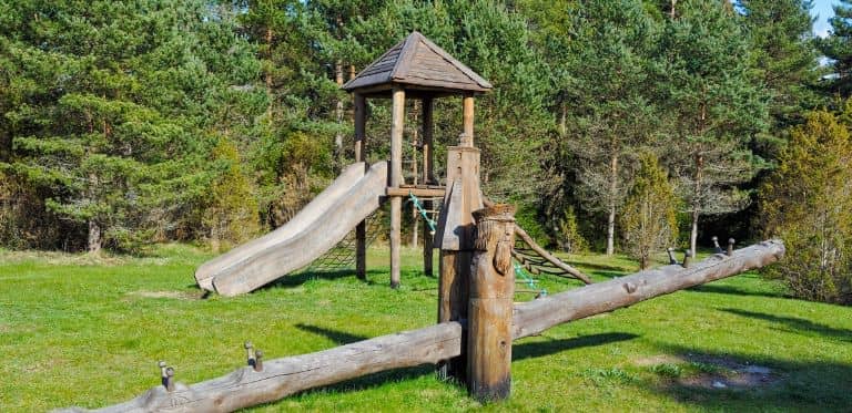 Pose de gazon pour aires de jeux à Montpellier