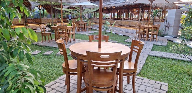 Pose de gazon synthétique pour un extérieur impeccable tout l'année